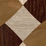 Detail van het Elitis Le Jeu de Dame RM 1039 70 Marqueteries behang met een geometrisch patroon van houtfineer in verschillende bruintinten.