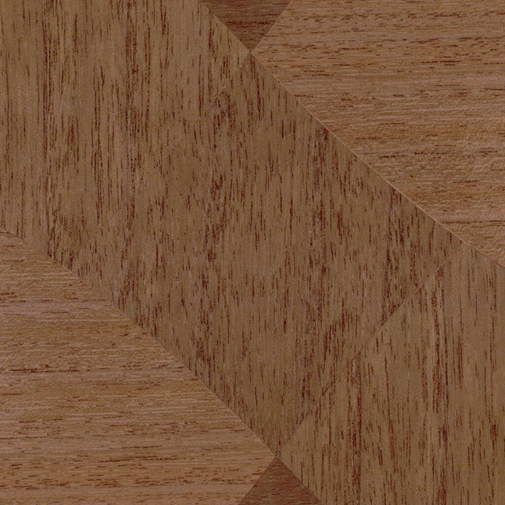 Decoratief behang met een geometrisch marqueteriepatroon in warme houttinten uit de Elitis Le Jeu de Dame collectie.