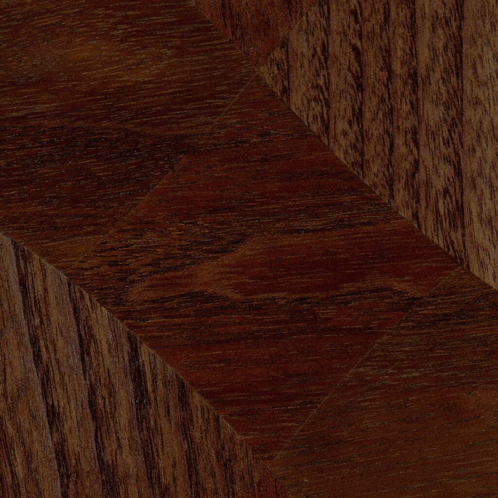 Close-up van het Elitis Le Jeu de Dame RM 1039 72 Marqueteries behang met een donker houten dam patroon.