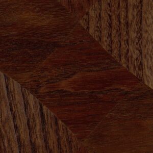Close-up van het Elitis Le Jeu de Dame RM 1039 72 Marqueteries behang met een donker houten dam patroon.