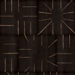 Donkerbruin Elitis Le Roi Soleil RM 1038 80 behang met een patroon van fijne, goudkleurige lijnen in geometrische en zonnestraalvormen.