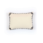 Crèmekleurig Elitis Liberty CO 265 02 02 sierkussen met zwarte decoratieve stikselrand, ontworpen door Buningh.