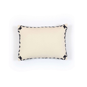 Crèmekleurig Elitis Liberty CO 265 02 02 sierkussen met zwarte decoratieve stikselrand, ontworpen door Buningh.