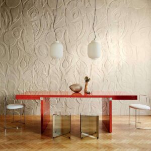 Moderne eetkamer met een roodglanzende tafel en artistiek reliëfbehang uit de Elitis Le Jardin d’Aloès Colosse Fruitier collectie.