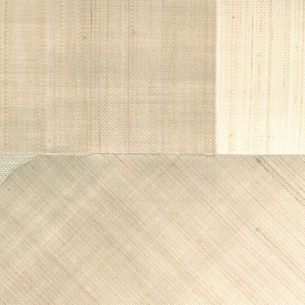 Beige wandbekleding met geometrisch patroon uit de Elitis Maestria Circe RM 1072-01 collectie.