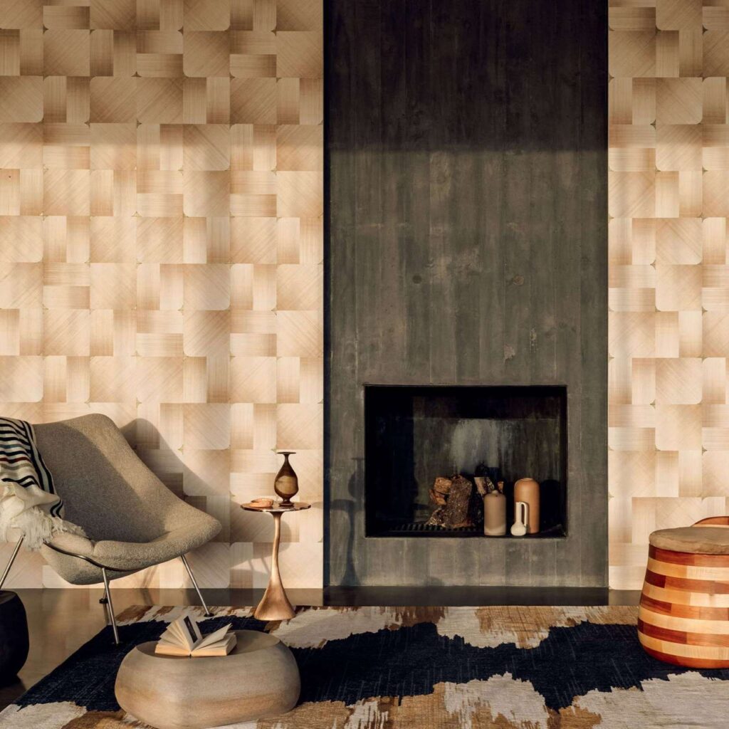 Moderne woonkamer met Elitis Maestria Circe RM 1072 01 behang, een donkere haard en stijlvolle meubels in warme tinten.