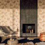 Moderne woonkamer met Elitis Maestria Circe RM 1072 01 behang, een donkere haard en stijlvolle meubels in warme tinten.