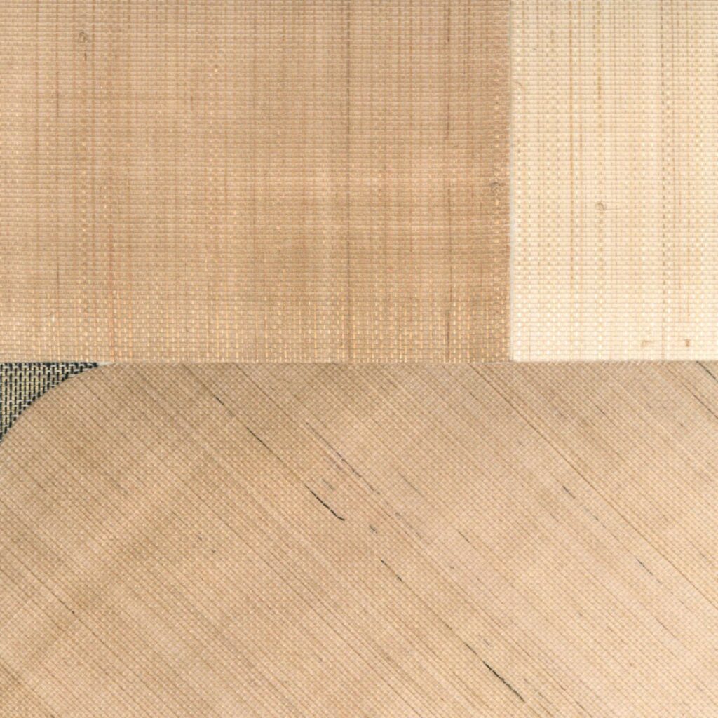 Beige Elitis Maestria Circe RM 1072 10 behang met een geweven textuur en geometrisch patroon.