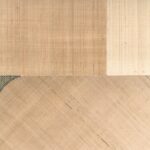 Beige Elitis Maestria Circe RM 1072 10 behang met een geweven textuur en geometrisch patroon.
