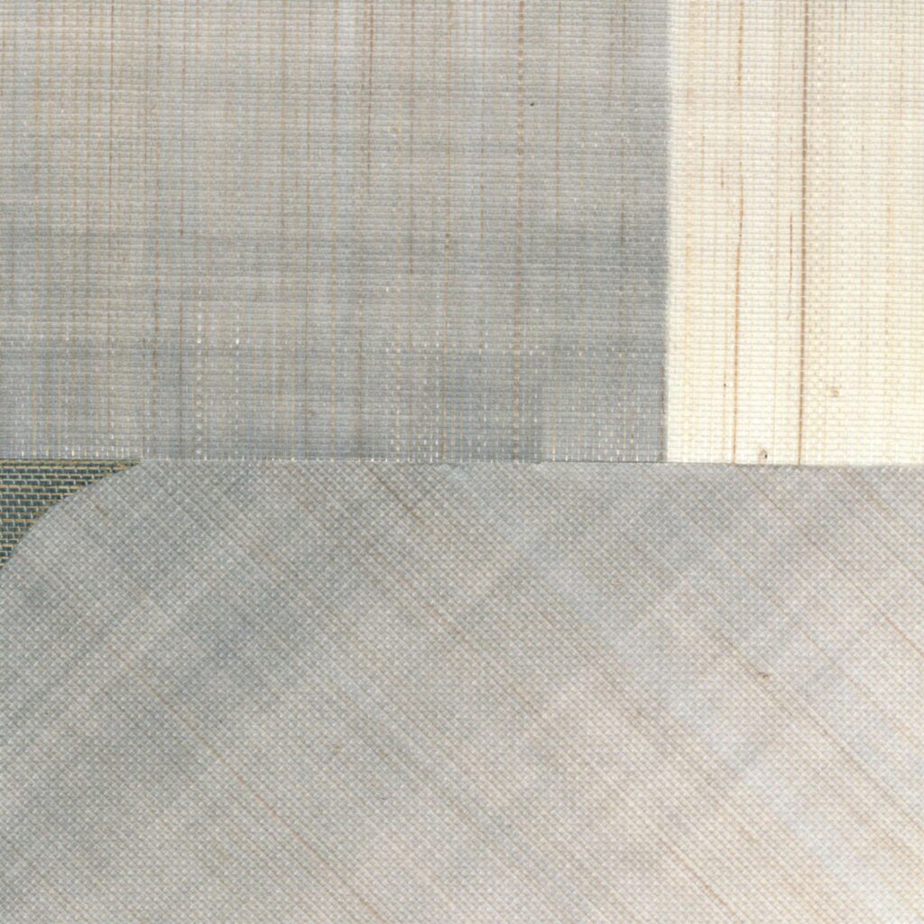 Detail van Elitis Maestria Circe RM 1072 80 behang met een geometrisch patroon in zachte grijstinten en geweven textuur.