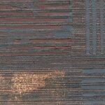 Abstract geweven patroon van het Elitis Maestria Kalliste RM 1077 80 behang met horizontale en verticale strepen in koper-, zwart- en grijstinten.