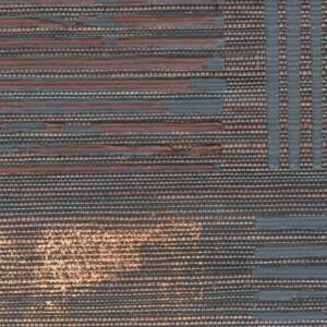 Abstract geweven patroon van het Elitis Maestria Kalliste RM 1077 80 behang met horizontale en verticale strepen in koper-, zwart- en grijstinten.