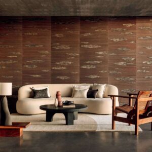 Stijlvol ingerichte woonkamer met Elitis Maestria Orion RM 1076-80 behang, een beige bank en moderne houten accenten.