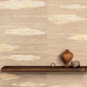 Decoratieve Elitis Maestria Orion RM 1075 80 crèmekleurige wandbekleding met goudaccenten, met een houten plank en aardewerken objecten.