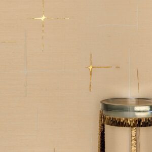 Beige Elitis Maestria Orphée RM 1076-01 behang met gouden glanselementen en een decoratieve bijzettafel op de voorgrond.