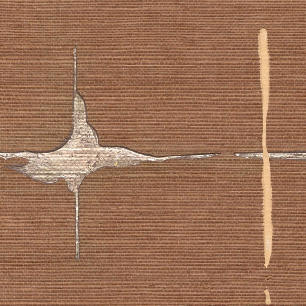 Close-up van Elitis Maestria Orphée RM 1076-55 behang in een bruinachtige kleur met metallic en lichte verticale en horizontale accenten.