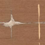 Close-up van Elitis Maestria Orphée RM 1076-55 behang in een bruinachtige kleur met metallic en lichte verticale en horizontale accenten.