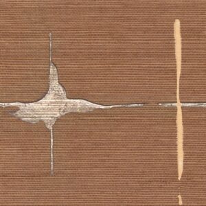 Close-up van Elitis Maestria Orphée RM 1076-55 behang in een bruinachtige kleur met metallic en lichte verticale en horizontale accenten.