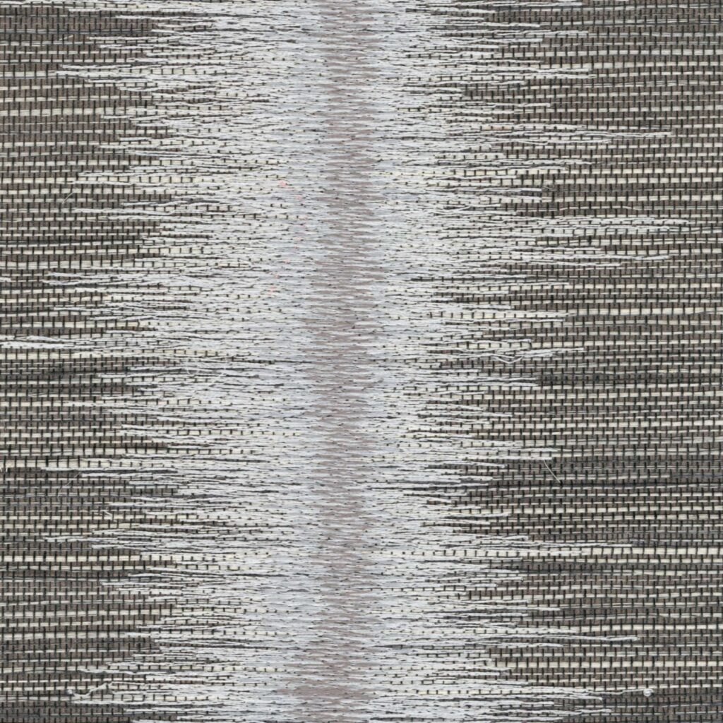 Detail van Elitis Maestria Tissoro RM 1078 80 behang met een geweven textuur en een centraal, licht verticaal patroon.