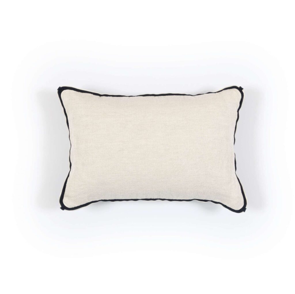 Rechthoekig Elitis Manhattan Baby Co 264-04-04 sierkussen in lichtbeige stof met zwarte bies.