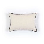Rechthoekig Elitis Manhattan Baby Co 264-04-04 sierkussen in lichtbeige stof met zwarte bies.