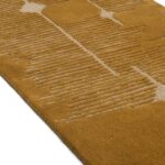 Detail van de Elitis Marcel TA 134 25 06 vloerkleedloper met een geometrisch patroon in okergeel en beige.