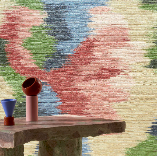 Abstract bloemrijk Elitis-behang met textuur in zachte kleuren, met op de voorgrond een stenen tafel en moderne keramieken objecten.