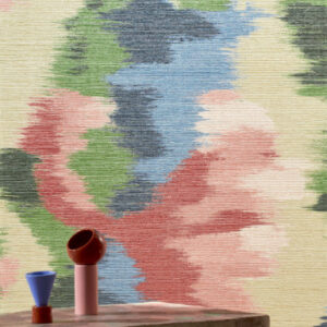 Abstract bloemenpatroon op Elitis Matières à Réflexions behang met kleurrijke textuur, met decoratieve objecten op de voorgrond.