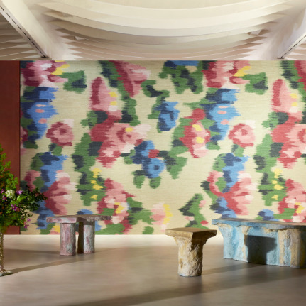 Interieur met abstract bloemenbehang van Elitis en kleurrijke stenen meubels.