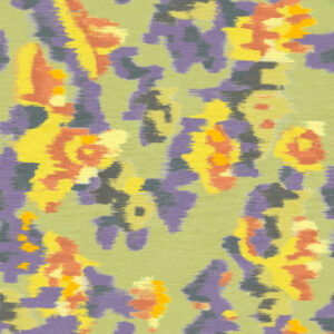 Abstract bloemenpatroon in geel, oranje, paars en zwart op een lichtgroene achtergrond uit de Elitis Matières à Réflexions collectie.