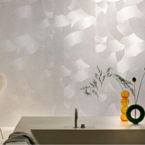 Moderne badkamer met Elitis Matières à Réflexions Circolo VP 976 02 behang en minimalistisch wastafelblad met decoratieve vazen.