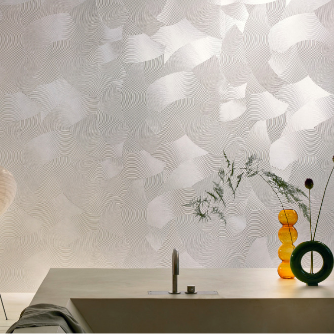 Moderne badkamer met Elitis Matières à Réflexions Circolo VP 976 02 behang en minimalistisch wastafelblad met decoratieve vazen.