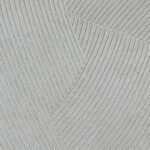 Reliëfpatroon van Elitis Circolo-behang met golvende, metallic lijnen in een abstract ontwerp.