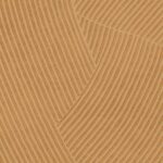 Close-up van het Elitis Matières à Réflexions Circolo VP 976 22 behang met een reliëfpatroon van golvende, verticale lijnen in warme aardetinten.