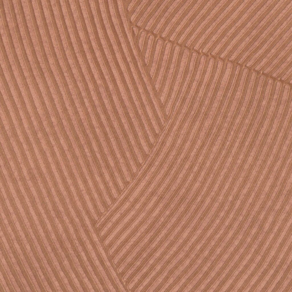 Close-up van het Elitis Matières à Réflexions Circolo VP 976 51 behang met een reliëfpatroon van gebogen, verticale lijnen in een warme terracottatint.