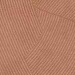 Close-up van het Elitis Matières à Réflexions Circolo VP 976 51 behang met een reliëfpatroon van gebogen, verticale lijnen in een warme terracottatint.