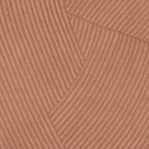 Close-up van het Elitis Matières à Réflexions Circolo VP 976 51 behang met een reliëfpatroon van gebogen, verticale lijnen in een warme terracottatint.