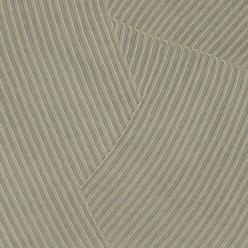 Grijze Elitis Circolo VP 976 70 wandbekleding met een patroon van golvende, liniaalrechte lijnen in reliëf.