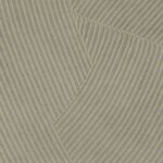 Grijze Elitis Circolo VP 976 70 wandbekleding met een patroon van golvende, liniaalrechte lijnen in reliëf.