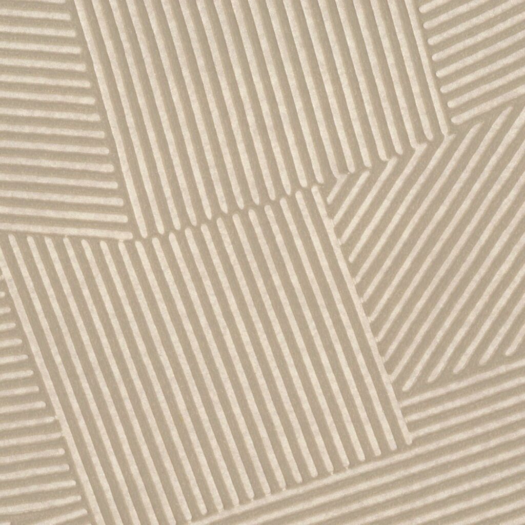 Beige Elitis Dédales behang met een reliëfpatroon van schuine lijnen in geometrische vlakken.