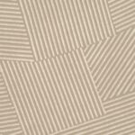 Beige Elitis Dédales behang met een reliëfpatroon van schuine lijnen in geometrische vlakken.
