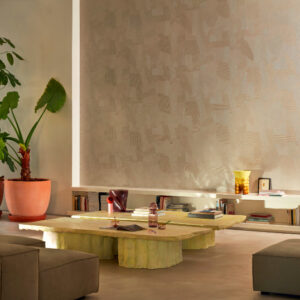 Stijlvolle woonkamer met Elitis Dédales VP 975 03 behang, een organische salontafel en moderne decoratie.