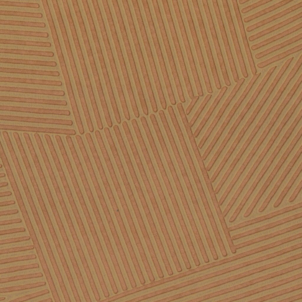 Beige behang uit de Elitis Matières à Réflexions Dédales collectie met een reliëfpatroon van diagonale lijnen in geometrische vlakken.