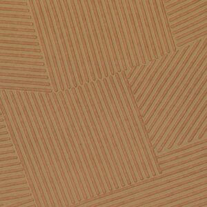 Beige behang uit de Elitis Matières à Réflexions Dédales collectie met een reliëfpatroon van diagonale lijnen in geometrische vlakken.