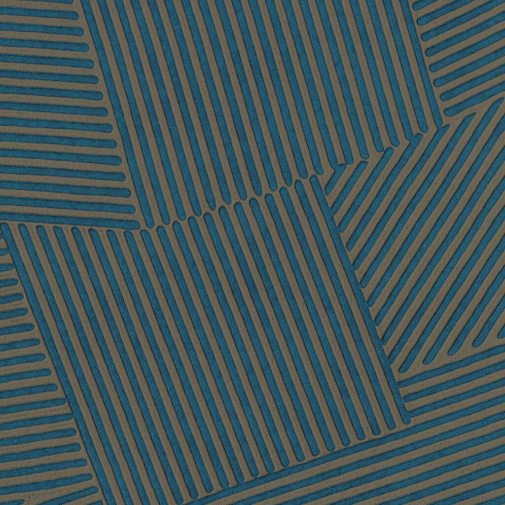 Abstract patroon van het Elitis Dédales VP 975 41 behang met diagonaal georiënteerde lijnen in blauw en bruin.
