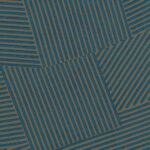 Abstract patroon van het Elitis Dédales VP 975 41 behang met diagonaal georiënteerde lijnen in blauw en bruin.