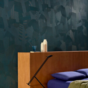 Moderne slaapkamer met Elitis Matières à Réflexions Dédales VP 975 41 behang in donkere tinten achter een houten hoofdbord.