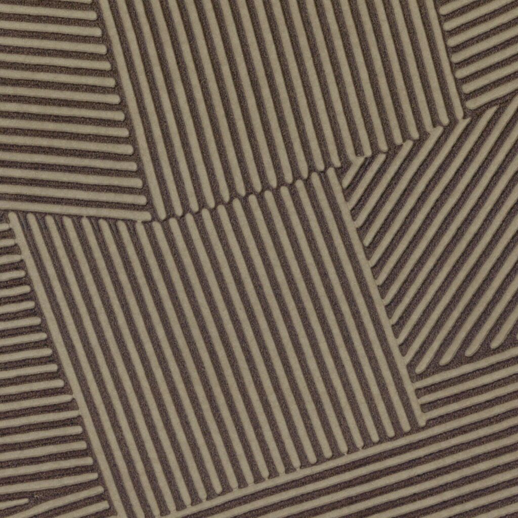Close-up van Elitis Dédales VP 975 76 behang met een geometrisch patroon van reliëflijnen in verschillende richtingen.
