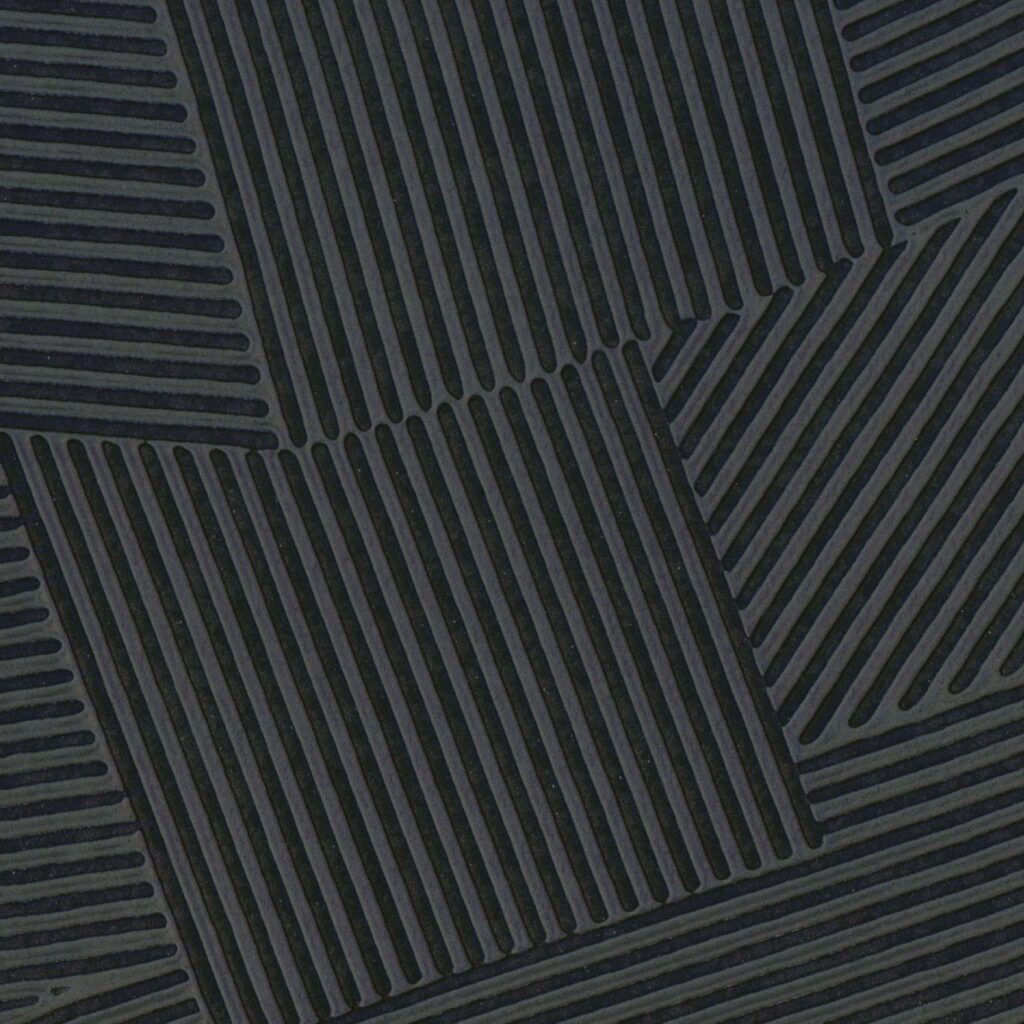 Donkerblauw Elitis Dédales VP 975 81 behang met een geometrisch patroon van schuine, parallelle reliëflijnen.