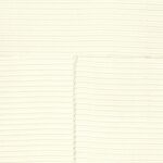 Close-up van het Elitis Matières à Réflexions Équilibre VP 977 01 behang met een fijne, horizontale lijnstructuur in een lichte crèmekleur.